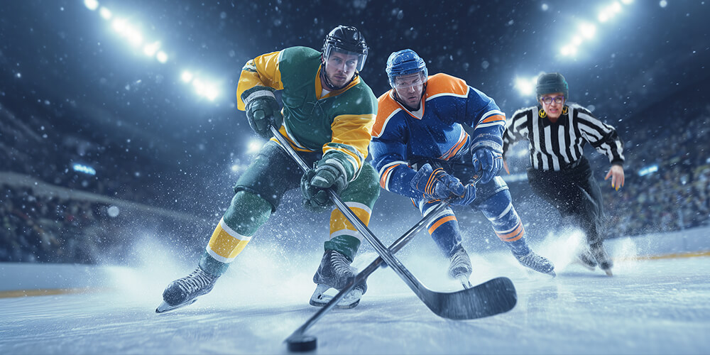 Kaksi jääkiekkoilijaa taistelemassa kiekosta.