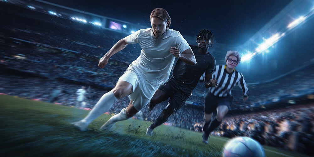 Kaksi jalkapalloilijaa taistelemassa pallosta.